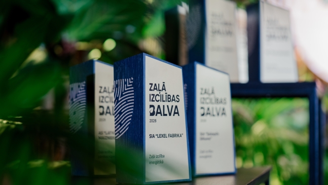 Valsts vides dienests godina astoņus gada balvas vides aizsardzībā “Zaļā izcilība” laureātus  (bilde ar balvām)
