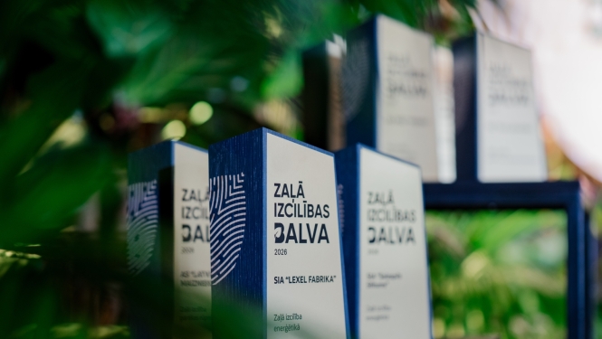 Valsts vides dienests godina astoņus gada balvas vides aizsardzībā “Zaļā izcilība” laureātus  (bilde ar balvām)