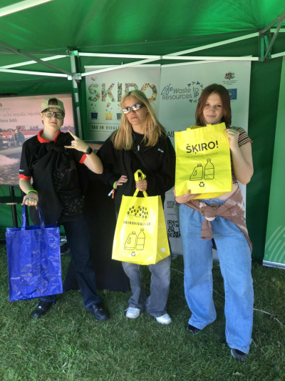 Foto ar jauniešiem no festivāla Kopums ar šķirošanas maisiem