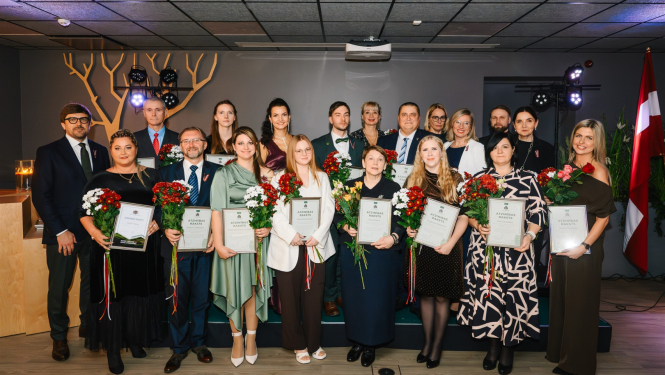 Par nozīmīgu ieguldījumu vides aizsardzībā 2025. gadā svinīgā ceremonijā godināti VVD darbinieki - kopbilde ar darbiniekiem un saņemtajiem atzinības rakstiem