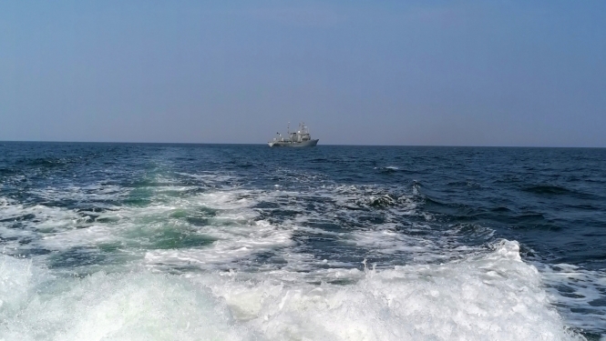 Baltijas jūras skats ar kontroles kuģi tālumā