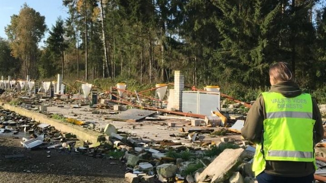 Vides inspektors veic pārbaudi objektā