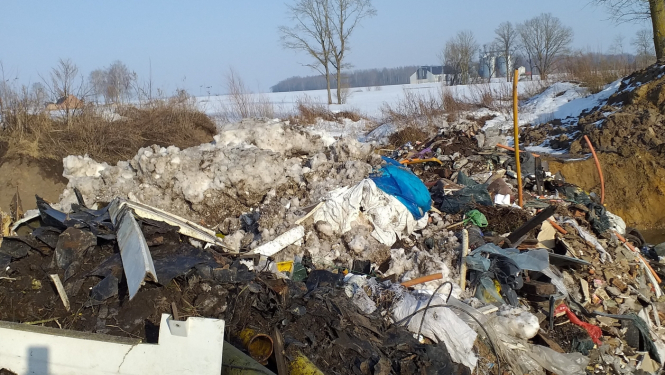 Vidē izmesta būvniecības atkritumu kaudze