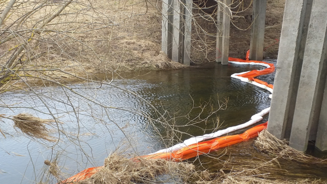 Absorbējošās bonas Īslīces upē