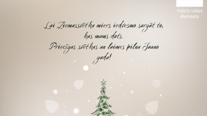 Valsts vides dienests novēl priecīgus Ziemassvētkus un laimīgu Jauno gadu! - apsveikuma kartīte ar zaļu eglīti cilvēka plaukstās
