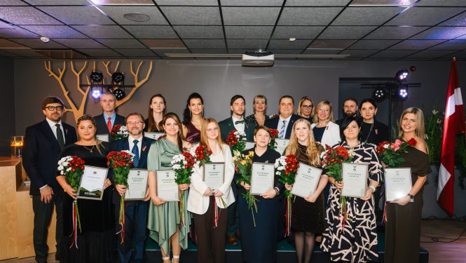Par nozīmīgu ieguldījumu vides aizsardzībā 2025. gadā svinīgā ceremonijā godināti VVD darbinieki - kopbilde ar darbiniekiem un saņemtajiem atzinības rakstiem