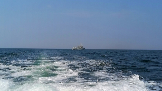 Baltijas jūras skats ar kontroles kuģi tālumā