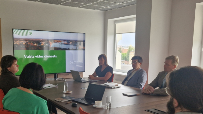 foto ar sanāksmes dalībniekiem un prezentācijas failu