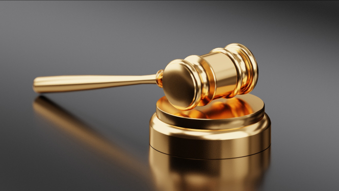 Foto ar tiesneša simbolisko amata rīku – āmuru