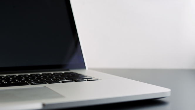 portatīvais dators uz galda