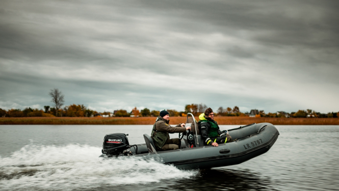 vides inspekori laivā ezerā