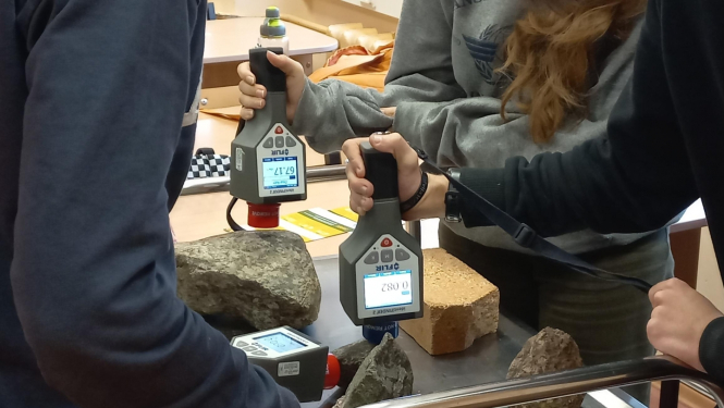 VVD Radiācijas drošības centrs skolēnus Valmierā iepazīstina ar radiācijas drošības jomu