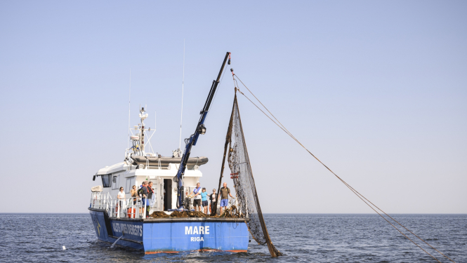 VVD inspekcijas kuģis Mare un spoku tīkla izvilkšana