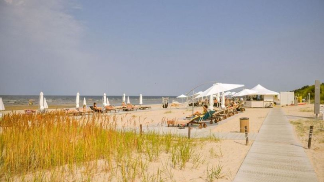 Pludmales kafejnīca jūrmalā