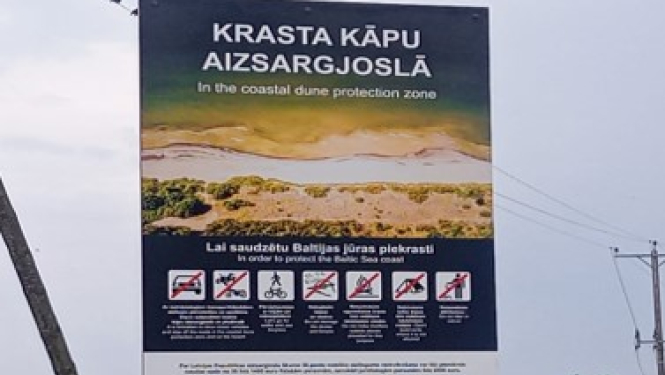 Infomatīvā zīme Rucavā par krastu kāpu aizsargjoslu
