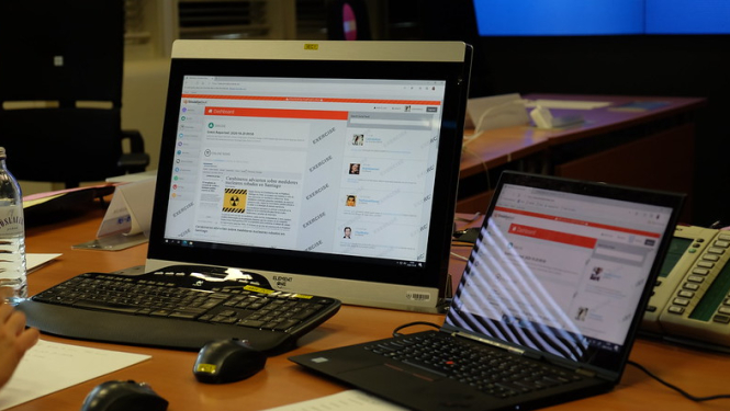 Foto ar datortehniku uz galda