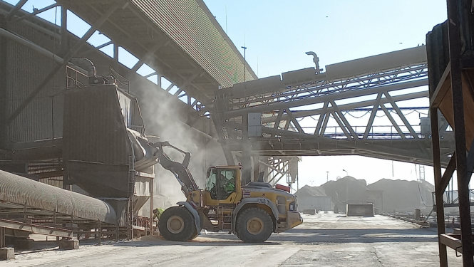 Valsts vides dienests (VVD) Operatīvai koordinācijas centrs vakar, 1.martā, tiešsaistes novērošanas kamerās fiksēja neatļautu putēšanu kuģa iekraušanas laikā "Liepaja Bulk Terminal LTD"  piestātnē. Nekavējoties informācija tika nodota VVD Kurzemes reģionālās vides pārvaldes inspektoriem, kas, devās uz Liepājas ostas teritoriju, kur "Liepaja Bulk Terminal LTD" darbības rezultātā konstatēta putēšana arī ārpus ostas teritorijas.   Šodien, 2.martā, tiešsaistes kamerās atkārtoti bija vērojama spēcīga putēšana, k