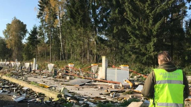 Vides inspektors veic pārbaudi objektā