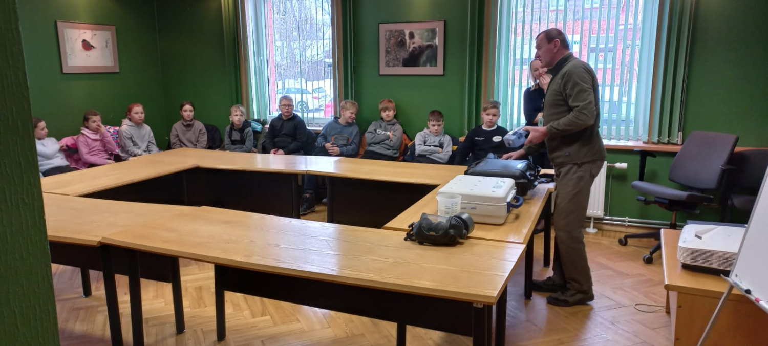 VVD inspektors stāsta skolēniem par VVD darbu un rāda aprīkojumu