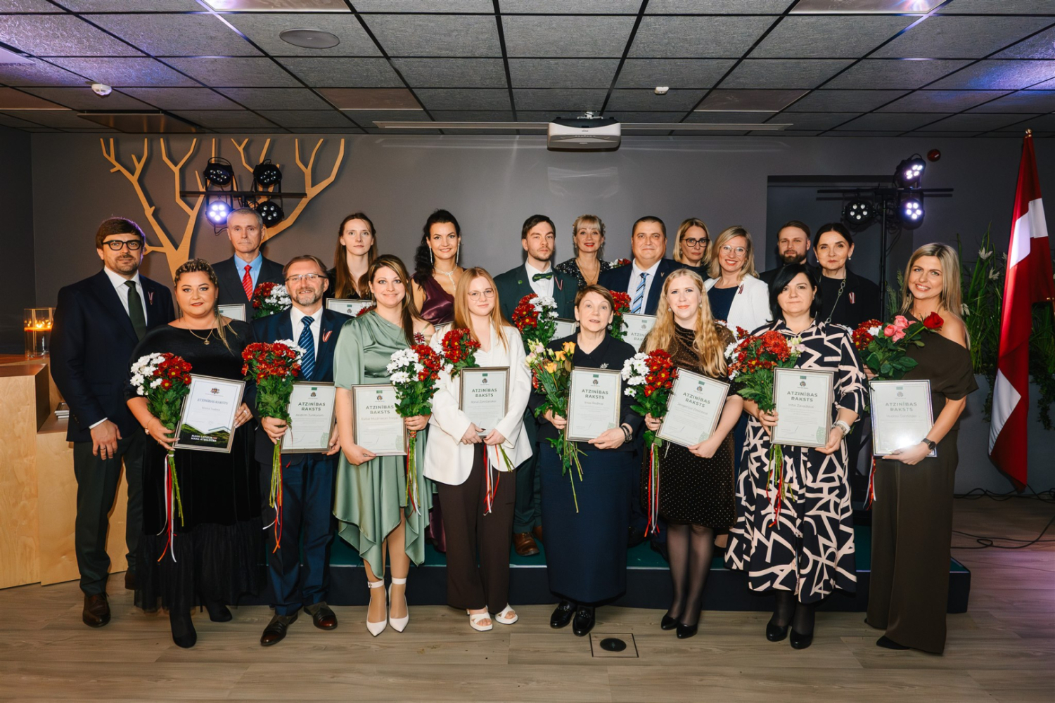 Par nozīmīgu ieguldījumu vides aizsardzībā 2025. gadā svinīgā ceremonijā godināti VVD darbinieki - kopbilde ar darbiniekiem un saņemtajiem atzinības rakstiem