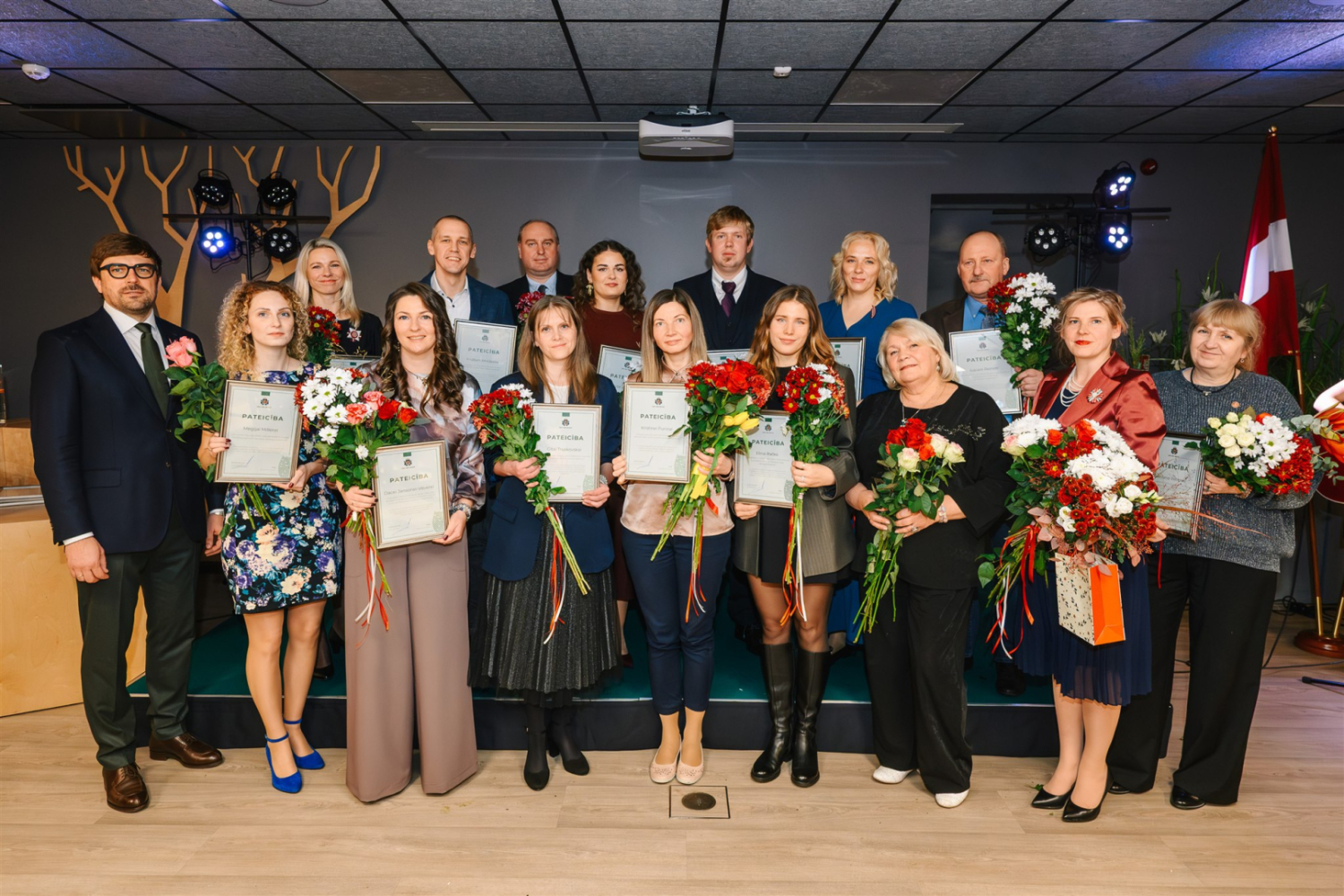 Par nozīmīgu ieguldījumu vides aizsardzībā 2025. gadā svinīgā ceremonijā godināti VVD darbinieki - kopbilde ar darbiniekiem un saņemtajiem atzinības rakstiem