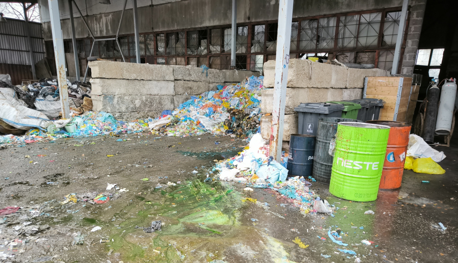 Par bīstamo un infekciozo medicīnas atkritumu uzkrāšanu un neatbilstošu to apsaimniekošanu, VVD aptur atkritumu apsaimniekotāja darbību Rīgā