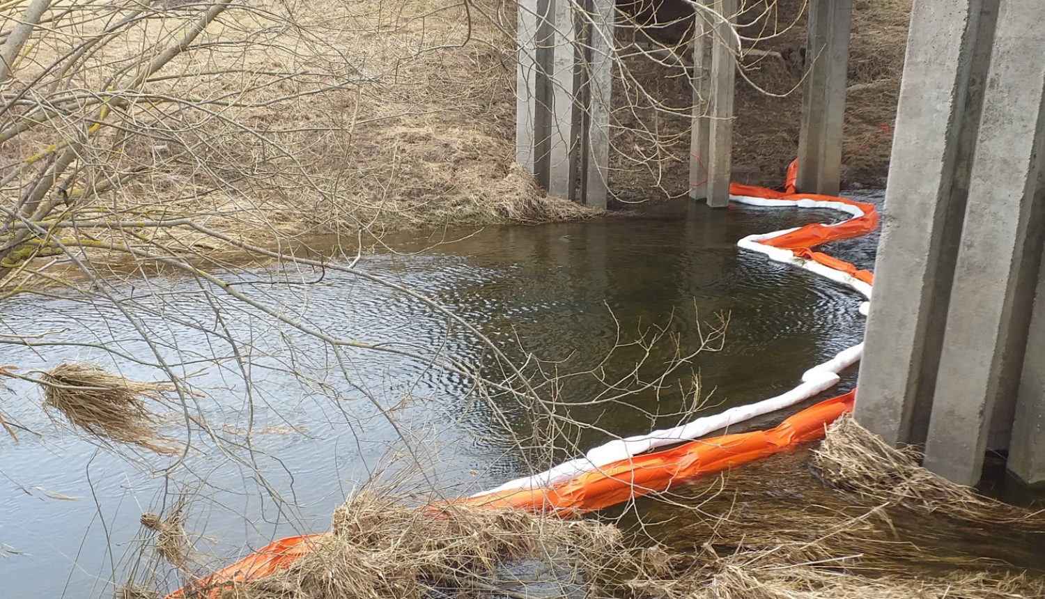 Absorbējošās bonas Īslīces upē