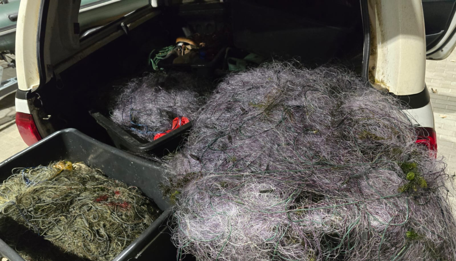 VVD no Babītes ezera izceļ nelegālus tīklus ~2km garumā, no tīkliem atbrīvots liels apjoms zivju un 7 pīles