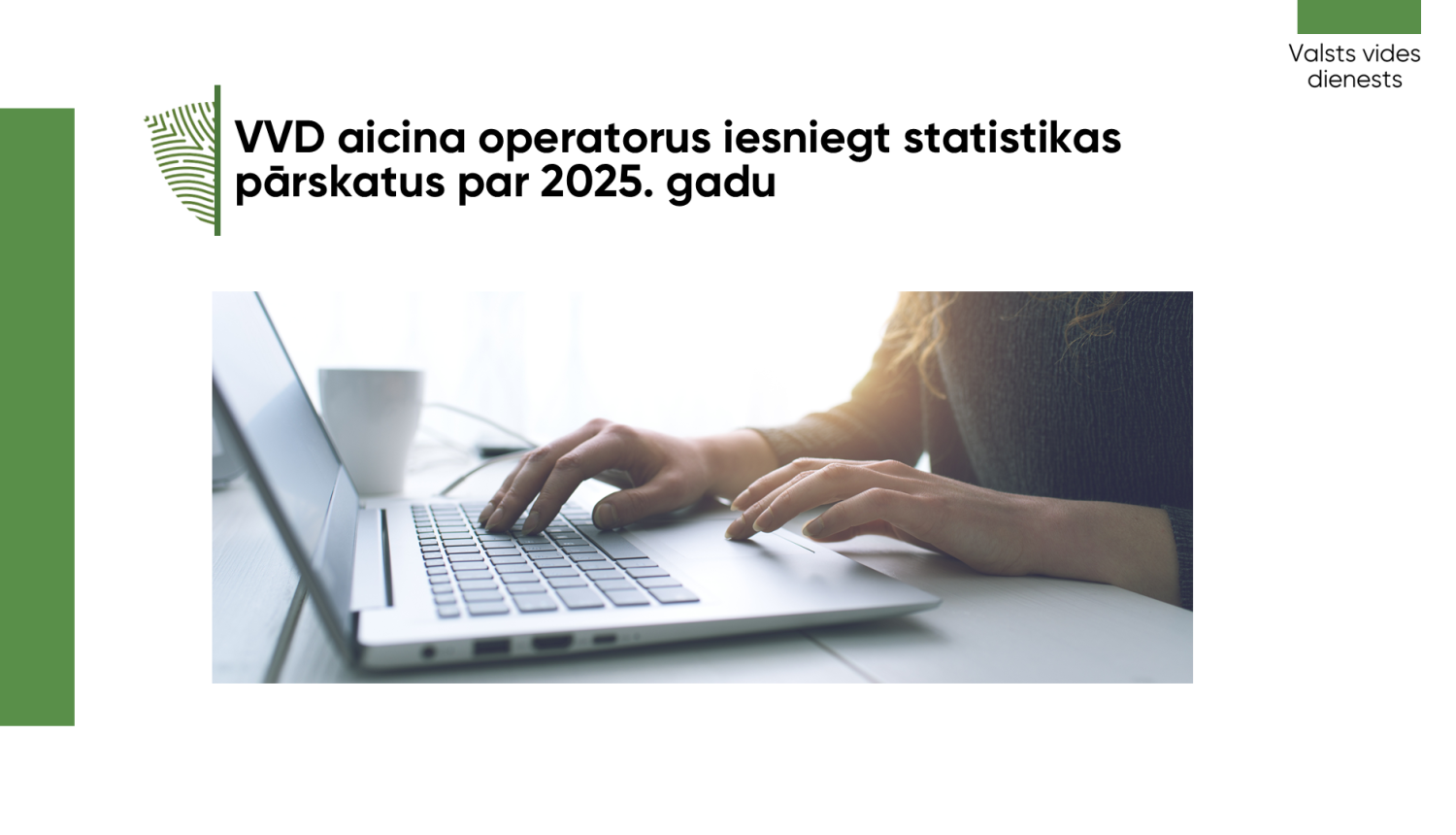 VVD aicina operatorus iesniegt statistikas pārskatus par 2024. gadu - fonā dators ar cilvēka rokām, kas kautko raksta uz klaviaturas