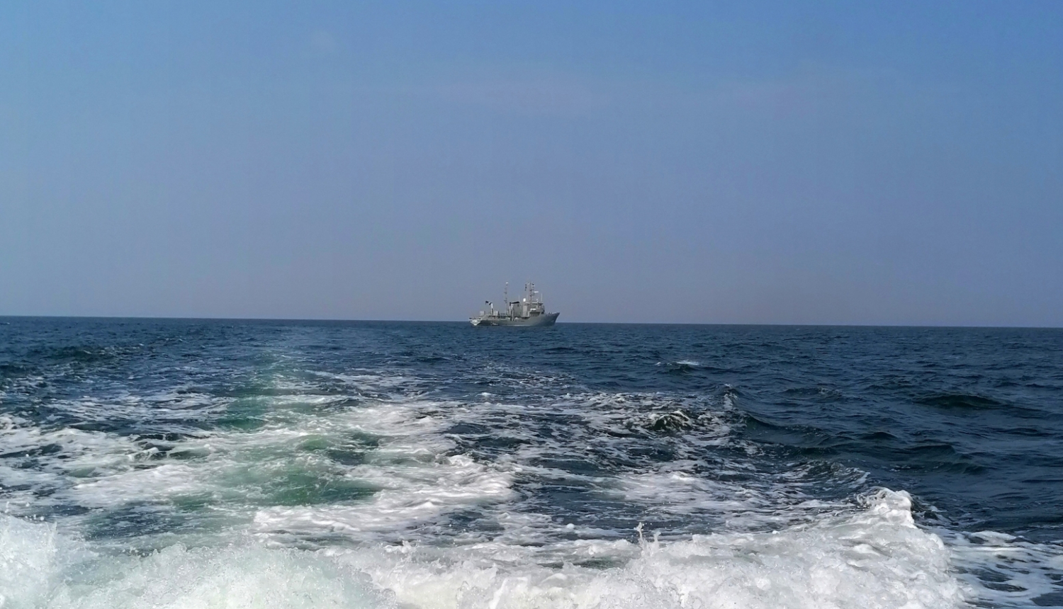 Baltijas jūras skats ar kontroles kuģi tālumā