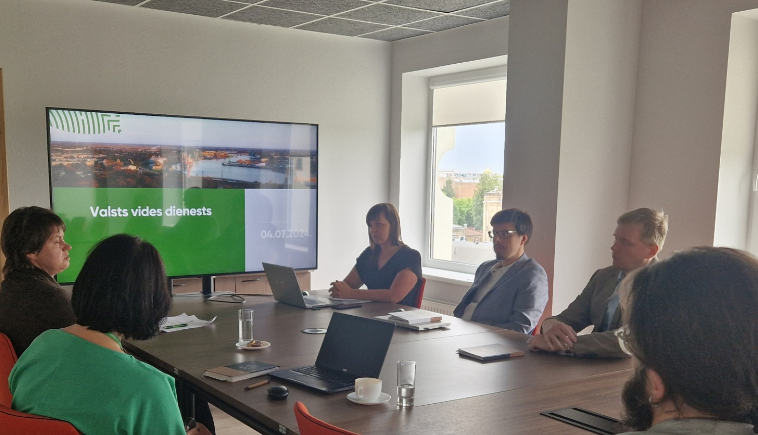 foto ar sanāksmes dalībniekiem un prezentācijas failu