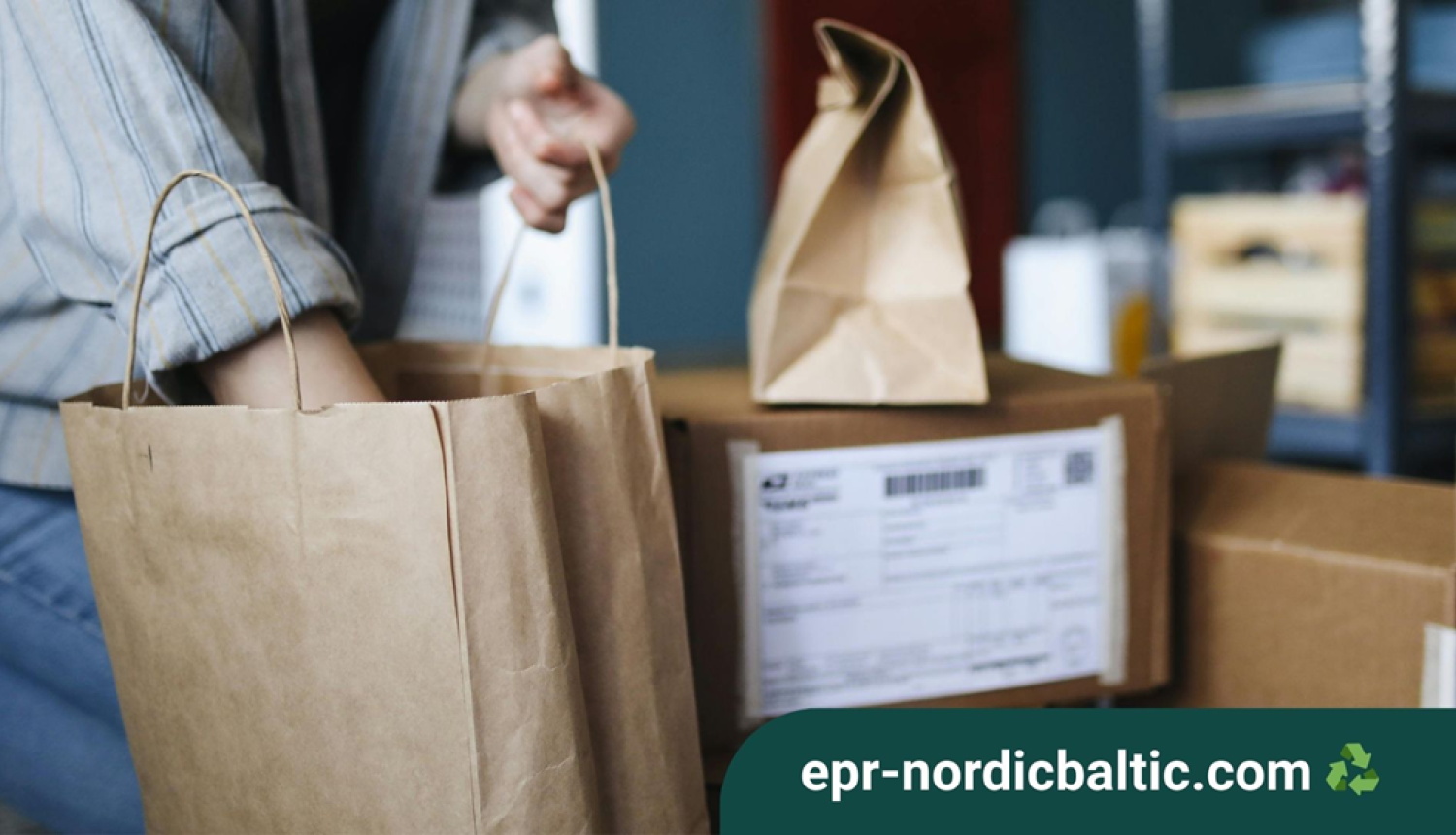 Foto ar cilvēku, kas velk ko ārā no maisa un fona ir vairākas kastes, saņemtie sūtījumi no intereneta mājas lapām