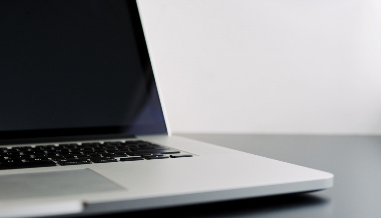 portatīvais dators uz galda