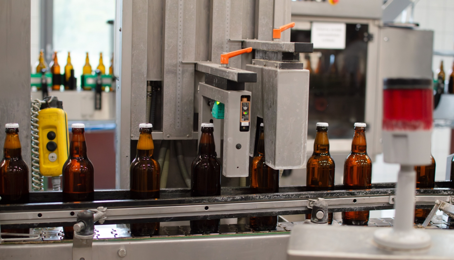 Eiropas valstu pārstāvji iepazīstas ar Latvijas depozīta sistēmas atkārtoti uzpildāmo pudeļu aprites modeli