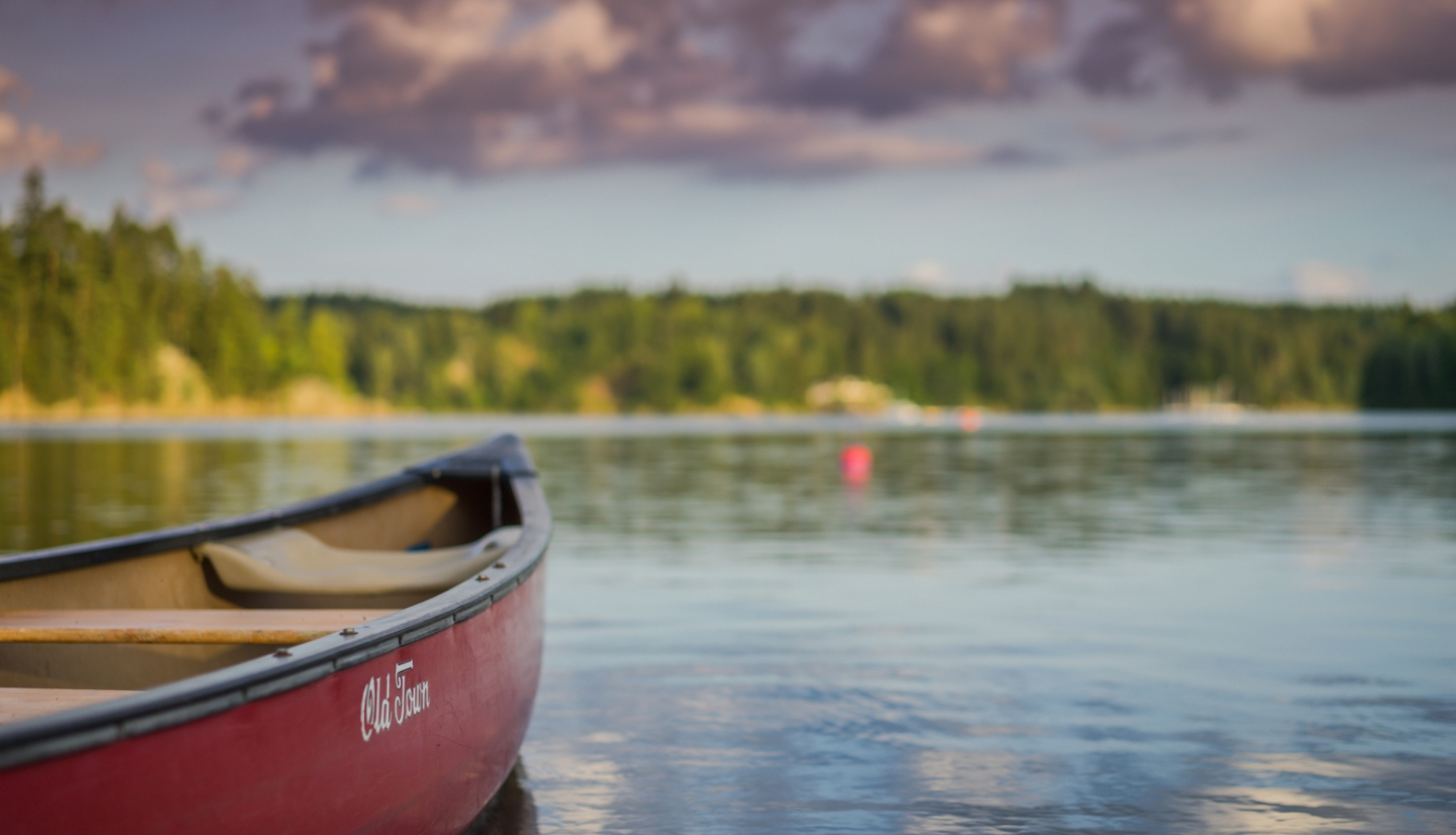 Foto, ku redzama laiva ezerā