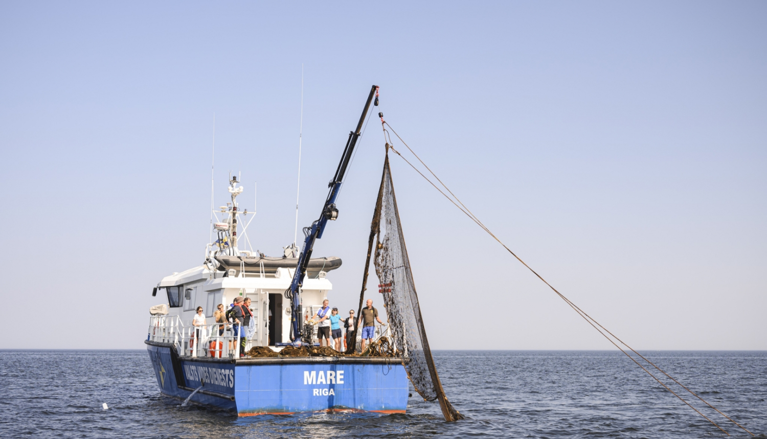 VVD inspekcijas kuģis Mare un spoku tīkla izvilkšana