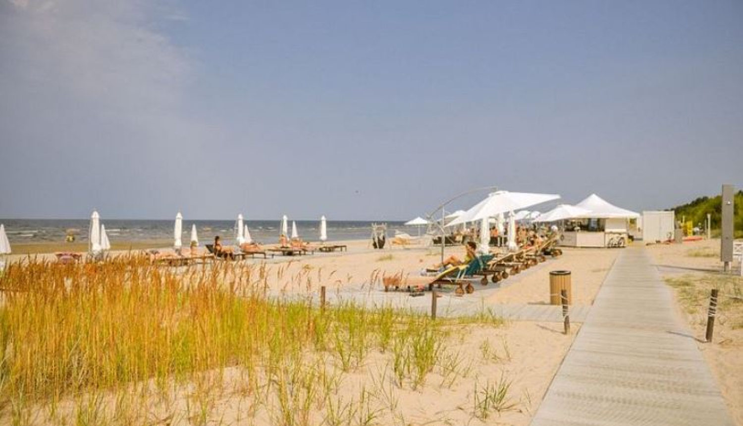 Pludmales kafejnīca jūrmalā