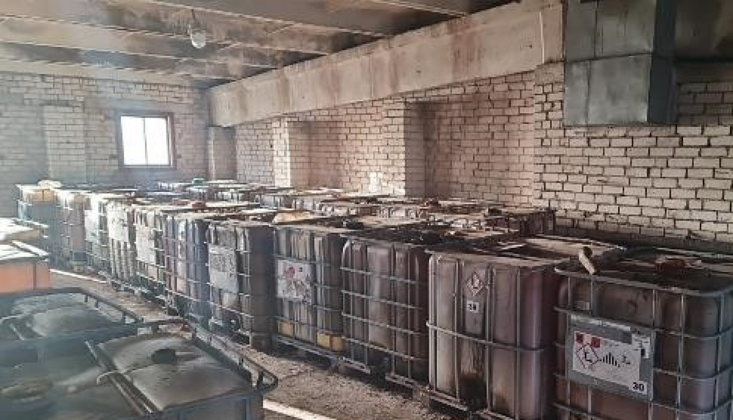 VVD konstatē  - SIA “Vangažu termināls”  atrodas ~25 m3 neatbilstoši uzglabātu bīstamo atkritumu, uzdots tos izvest steidzamā kārtā