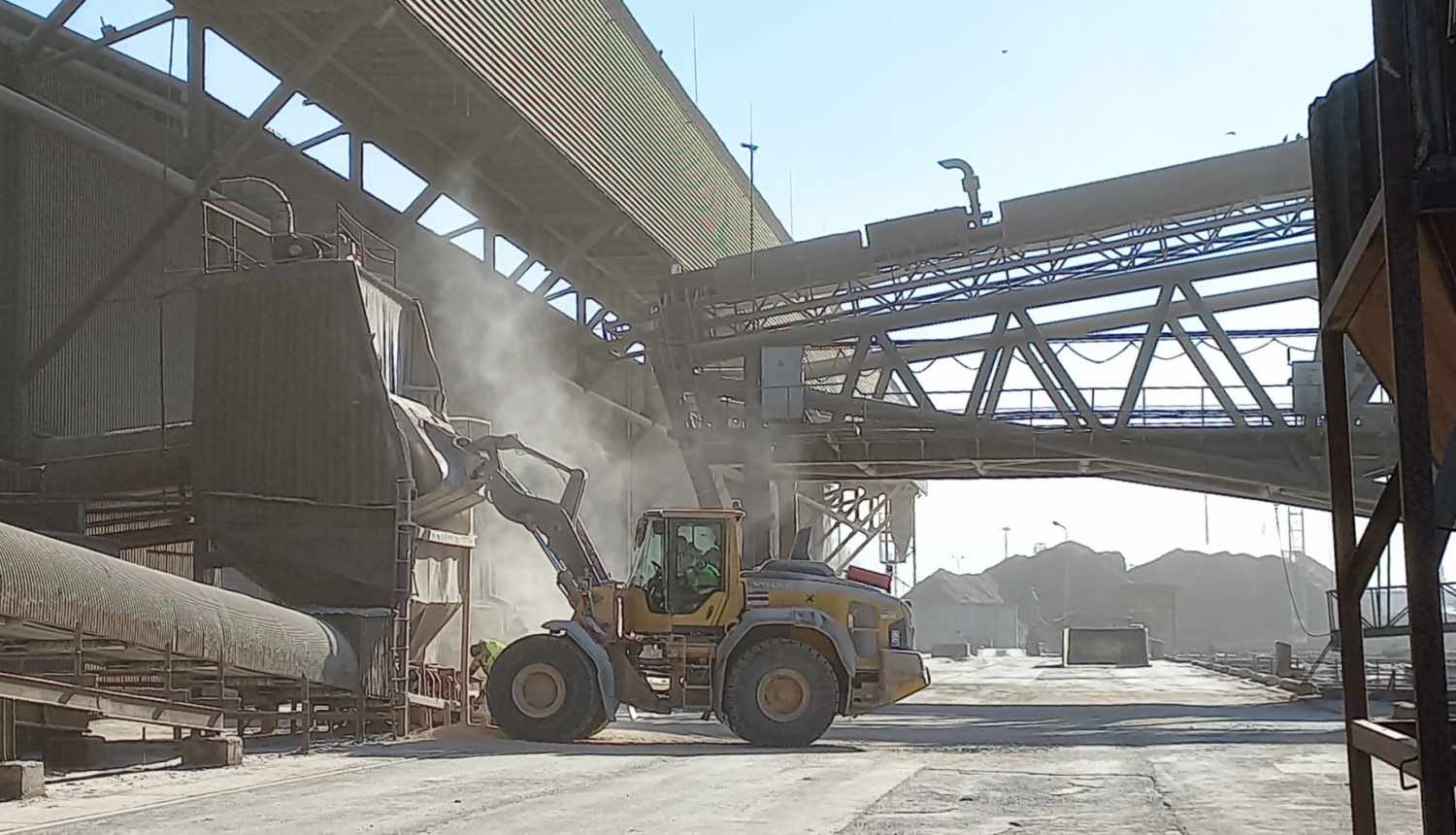 Valsts vides dienests (VVD) Operatīvai koordinācijas centrs vakar, 1.martā, tiešsaistes novērošanas kamerās fiksēja neatļautu putēšanu kuģa iekraušanas laikā "Liepaja Bulk Terminal LTD"  piestātnē. Nekavējoties informācija tika nodota VVD Kurzemes reģionālās vides pārvaldes inspektoriem, kas, devās uz Liepājas ostas teritoriju, kur "Liepaja Bulk Terminal LTD" darbības rezultātā konstatēta putēšana arī ārpus ostas teritorijas.   Šodien, 2.martā, tiešsaistes kamerās atkārtoti bija vērojama spēcīga putēšana, k