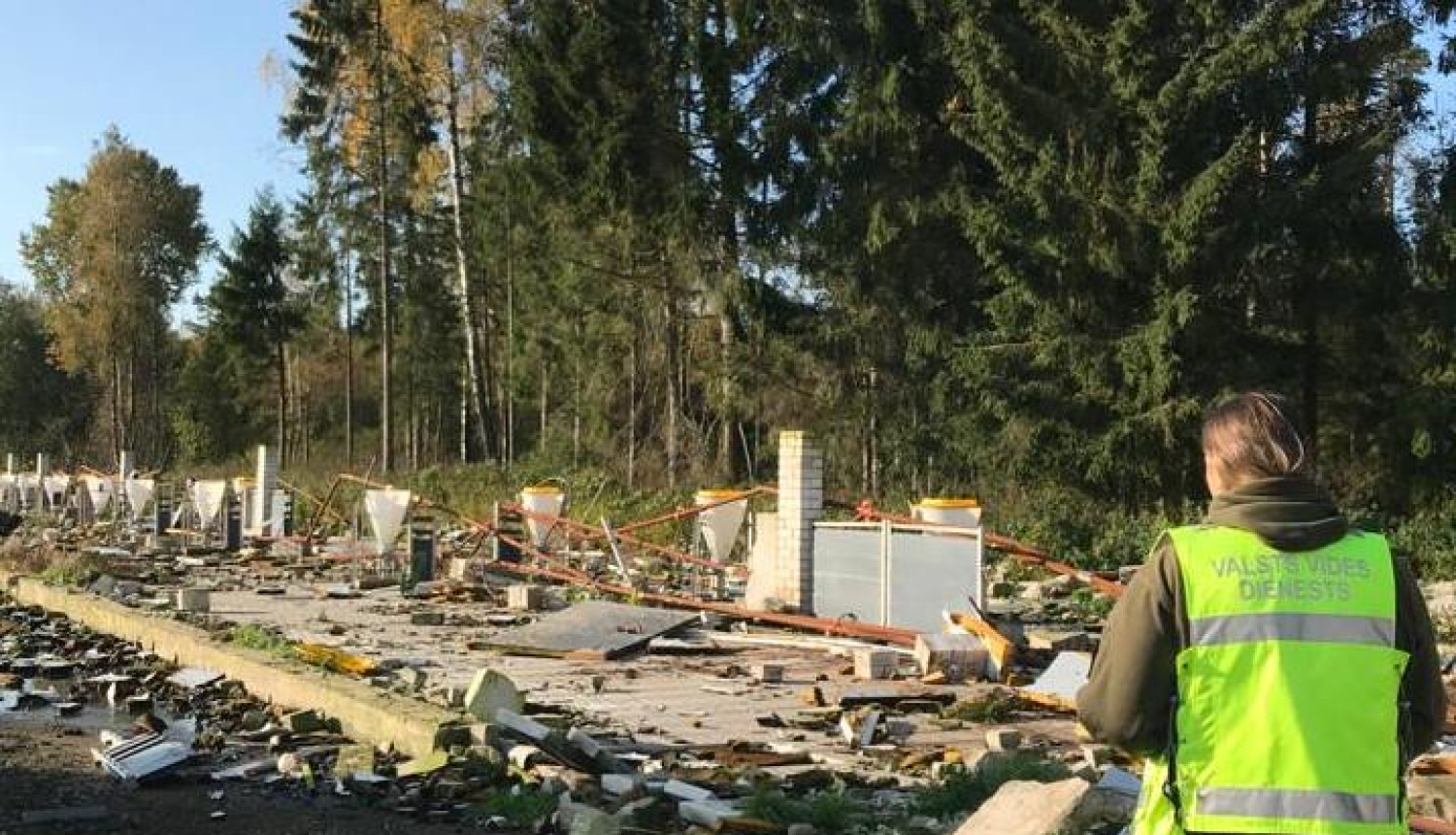Vides inspektors veic pārbaudi objektā