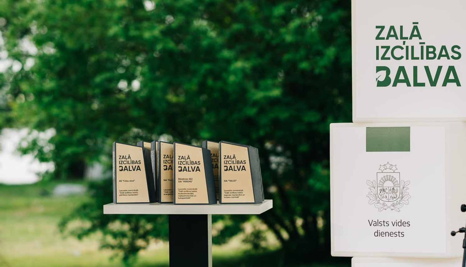 statīvs ar Zaļās izcilības balvām