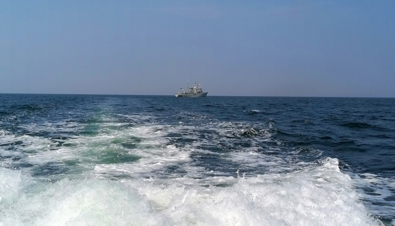 Baltijas jūras skats ar kontroles kuģi tālumā